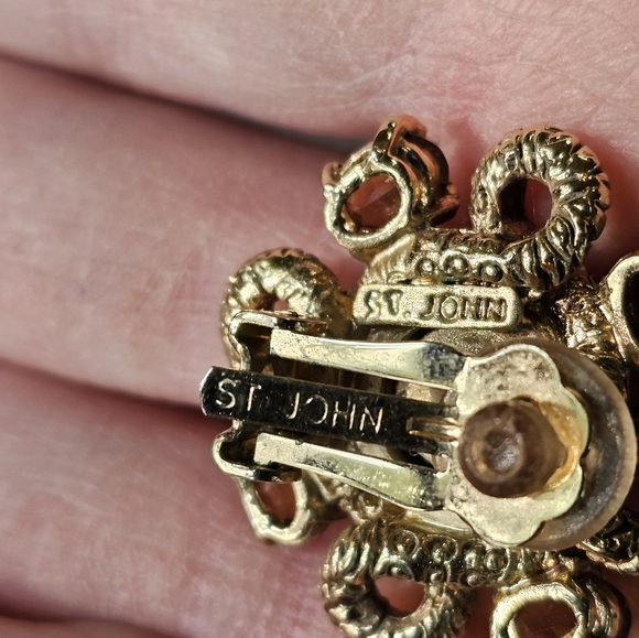 RARE Vintage Designer St John Intaglio Collection Clip- On Earrings! 🔥 - Picture 3 of 7